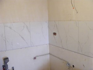 JAK UŁOŻYĆ PASEK PŁYTEK NA ŚCIANIE - KUCHNIA