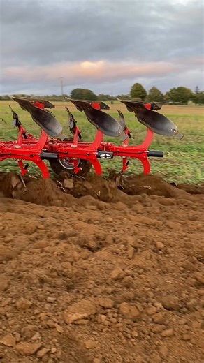 434K views · 8.2K reactions | Mise en service charrue Grégoire Besson ROVER 60  5 corps / Non-stop hydraulique  Vari-large  Roue hydraulique  Suspension de tête #materielagricole #MachinismeAgricole #travaildusol SCAR | Ets Mazé Dinan | Facebook