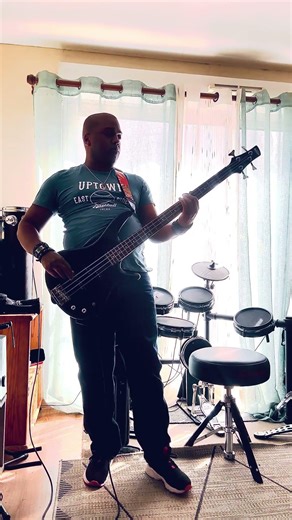 Guilty Of Love (bass cover) LISEZ LA DESCRIPTION ! READ THE DESCRIPTION !