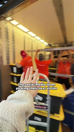 Everyone’s on the social media clock now🤳 #socialmediateam #socialmedia #worklifebelike #humorviral