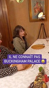 "C'est une sorte de fruit ?" 😆 Petit cours de géographie improvisé à table pour Yanis, qui ignore ce qu’est Buckingham Palace ! 🌍😅 #UDPP, "Tel maître, tel chien", du lundi au vendredi dès 16:40 | W9
