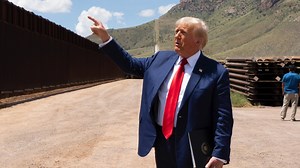 49K views · 352 reactions |  Fentanilo, la débil excusa de Trump para iniciar una guerra comercial. | Univision Noticias | Facebook