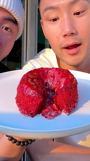 1.7M views · 67K reactions | Would you try this Red Velvet Lava Cake?? We found a fun, quick & easy recipe you can make at home during this holiday season 朗 #redvelvetcake #lavacake #microwavecooking | Vibewithchu | Facebook