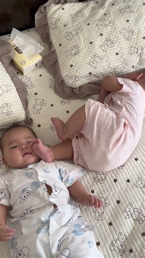 Delicious, if you can't eat it, you get worried right away #My twins #Two daughters