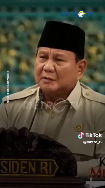 Presiden RI Prabowo Subianto mengimbau para pejabat negara agar tidak menggelar open house secara mewah saat Idul Fitri 2026. Imbauan ini disampaikan dalam Sidang Kabinet sebagai bentuk kepekaan terhadap kondisi masyarakat, terutama yang masih terdampak bencana di berbagai daerah. #metrotv #tiktokmetrotv #beritatiktok #beritaviral #viral #fyp #mudik2026 #PRESIDENRI #prabowo