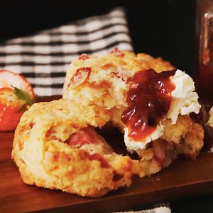 English Strawberry Scones Full recipe: http://taste.md/1Uu4YBy | Sugar Fix