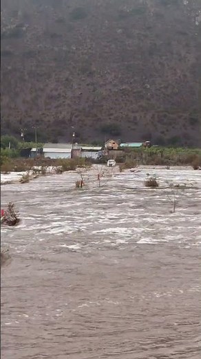 Enorme caudal del río Petorca cruzando el valle de Longotoma tras lluvias