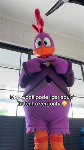 Ela não ajuda também, aí depois vocês reclamam 😕 (galo aqui | Galinha Pintadinha