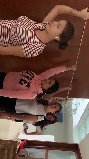 Para sentirnos un poco libres 🤣 ya nos estamos volviendo locos #foryoupage #fyp #foryou #parati #metrochallenge