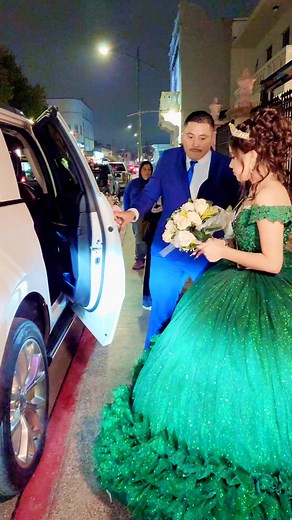 2.2M views · 9.1K reactions | ¡Este vestido super hermoso es uno de los más grandes y elegantes que hemos visto 朗! Queríamos tomarle foto y no se veía Dayanna  ¡Que viva la Princesa de hoy! Gracias por hacernos participes de tu dicha  #quincedress #quinceñera #XVaños #ProduccionesDAngelFilm #quinceanera #fiestade15 #misxv #princesa #misxvaños #fotografiayvideo #fotografia #dress | Producciones D'Angel Film | Facebook