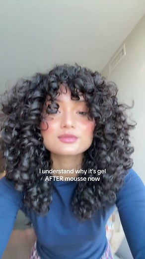 if you tried the no brush styling & no sectioning routine and your results were not what you expected, try using mousse first THEN gel.. comparison vid will be up monday 🤭 #curlyhairtips #curlyhaircheck #curlyhairproducts #curlyhairbangs