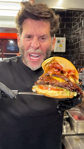 Italy's Best burger with Vittoria Gucci 🍔 Chef Gucci is regarded as one of the best Burger chefs in Italy and is known for his golden brown smash burgers! Would you try this? #burger #chef #cooking #italia #italyfood | Foodporn Eats