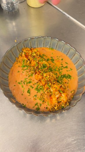 Ben jij een echte scampi-lover die houdt van een pittige saus? Dan moet je onze Scampi Diabolique zeker proberen! Knapperige scampi’s, onze huisgemaakte pikante saus, krokante croutons, verse peterselie én natuurlijk onze goudbruine frietjes erbij. 🍟 Eerlijk… beter wordt het niet, toch? 😋 📲 Liever online bestellen? Dat kan makkelijk via: https://frituurmanger.htonline.be/nl/shop | Frituur Manger