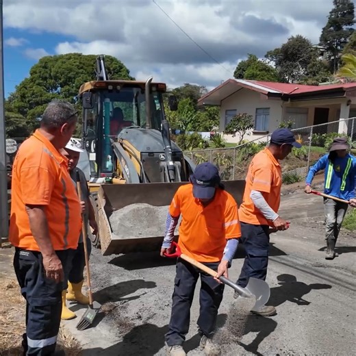 🎥 La Ing. Yanzel Murillo Carrillo, de la Unidad Técnica de Gestión Vial, nos explica detalles de los trabajos de perfilado de 14 500 metros, correspondientes a 44 calles de los distritos de Santiago, Mercedes Sur, Grifo Alto, Barbacoas, Desamparaditos y San Rafael. Las obras se realizan con el aporte de ₡31 millones de asociaciones de desarrollo y comités de vecinos; utilizando perfilado donado por el Conavi y el aporte municipal aproximado en horas máquina y polvo de piedra de ₡40 millones. #M