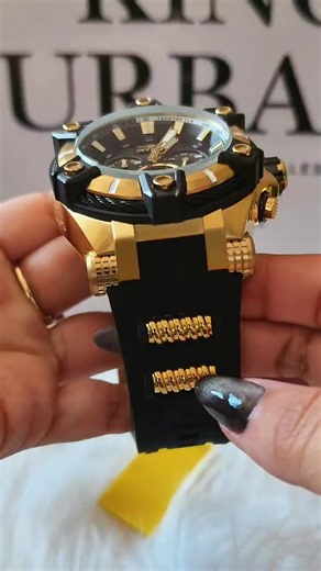 Reloj Invicta negro mate con brillo dorado – contraste impecable