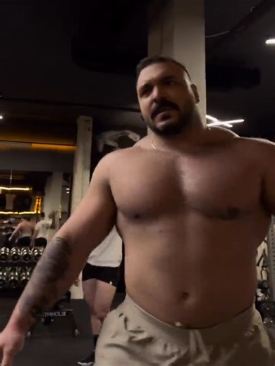 beefymuscle.com👍 Daddy hulk! beefymuscle.com admires beefy massive bulky #muscle #musclehunk #musclebear #bodybuilder #powerlifter lifter beefymuscle musclechub pecs biceps workout fitness gym bodybuilding motivation 肉壮 肌肉 壮熊 健身