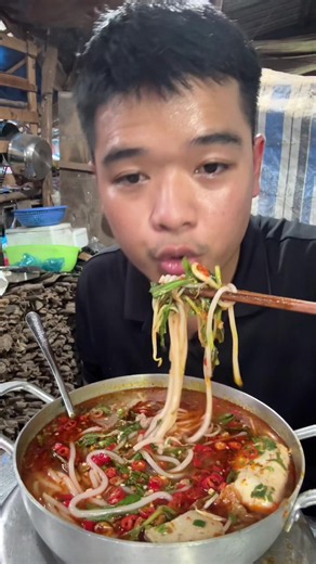 Bún bò Huế mukbang: Ăn bún bò nhiều ớt | Review & cách nấu