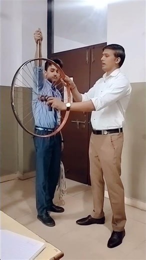 Why does the spinning wheel 🛞 not fall 🤔 ! #physics #physicsfun #physicsteacher #spinningwheels