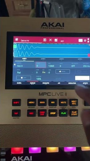 How to layer sounds on MPC Live II