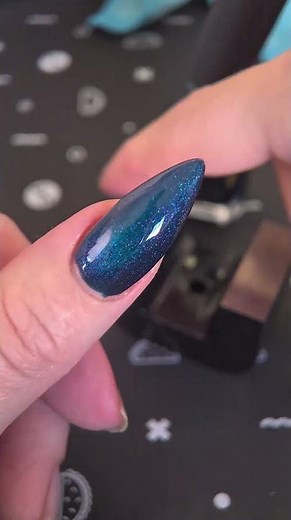 Magnetic Nail Polish tutorial. Velvet Effect with Horseshoe Magnet 🧲 #nailaddict #magneticnails