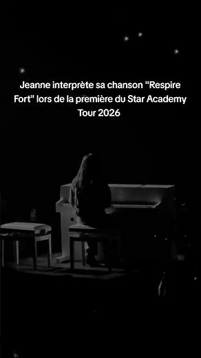 Jeanne interprète sa chanson "Respire Fort" lors de la première du Star Academy Tour 2026
