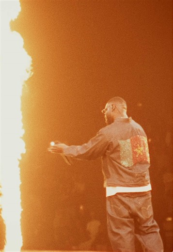 ACCCOR ARENA 2025 - DINOS Quand le denim rencontre la scène, @Dinos et Levis Paris dévoilent deux looks sur-mesure reflétant ses racines camerounaises et sa vision du monde #dinos #levis #custom #concert