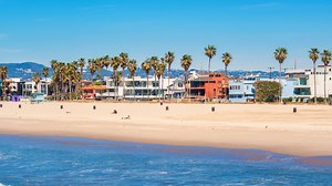 Club-wielding naked woman gets into brawl near Los Angeles beach | Video