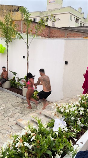 Fui pular na piscinaaa
