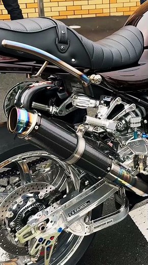 Z900RS with a well-balanced color scheme featuring plenty of striking silver parts #kawasaki #kaw...