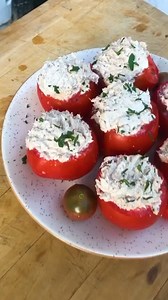 Des tomates farcies au thon et au fromage frais ! Une entrée facile et rafraîchissante 😍 Les ingrédients : 12 tomates (pour 3 tomates par personne) 1 grosse boîte de thon 300 grammes de fromage frais (type Philadelphia ou Saint-Morêt) 1 grosse échalote De la ciboulette Poivre | Julien d'Harmonie Cuisine