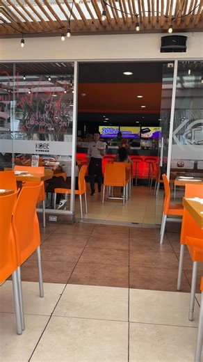 🚀 Así de rápido y eficiente es nuestro servicio: tus rollos, ramen, Kobeburritos y más llegan directo a tu mesa 😎 Ven y compruébalo. #KobeLovers #KobeSushi #SiempreKobe #Servicio | KOBE sushi & rolls