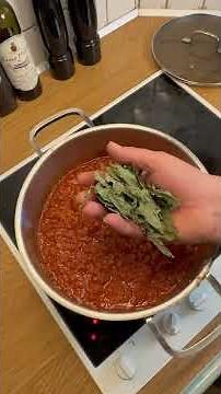 Spaghettisaus maken met de BergHOFF LEO Wokpan met Deksel Graphite & DiNA Kookpot met Deksel Helix