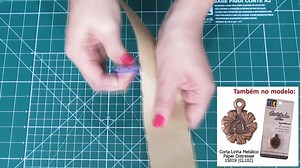 58K views · 392 reactions | Corta Linha Metálico / Paper Distresser Pode ser utilizado na costura e no Patchwork. No Scrapbook é utilizado para desgastar as extremidades do papel, criando assim um efeito rústico... | Toke e Crie | Facebook