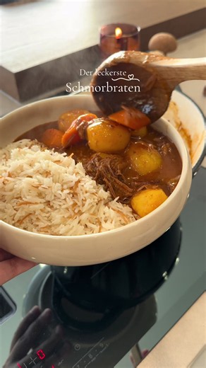 | SCHMORBRATEN | 🤎 - Lecker, einfach und genau das Richtige für die kalten Herbsttage! 🍂 Rezept zum Speichern! Zutaten: • Öl zum Anbraten • 500 g Rinderschulter • 1 EL Butter • 2 Zwiebeln • 1½ EL Tomatenmark • 1 EL Mehl • 500 ml Gemüsebrühe • 500 ml kochendes Wasser • 2 Lorbeerblätter • 1 TL Paprikapulver, edelsüß • Salz & Pfeffer • 2 große Möhren • Eine großzügige Menge Drillinge Zubereitung: 1. Fleisch anbraten: Erhitzt etwas Öl in einem Topf. Schneidet das Rindfleisch in zwei bis drei größe