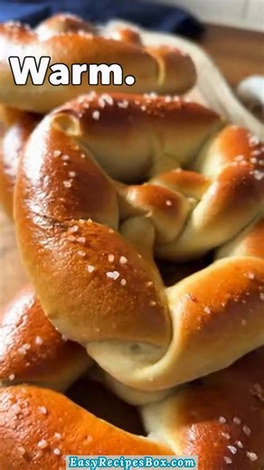 🥨🍳🧀 Bacon Egg and Cheese Stuffed Pretzels 🧀🍳🥨 I love making these when breakfast needs to feel extra cozy and fun. Warm pretzel dough wrapped around fluffy eggs, melty cheese, and savory bacon style bites is pure comfort in handheld form 🥨 INGREDIENTS: Filling: - 4 eggs - Salt and black pepper to taste - 1 tablespoon butter or oil - 1/2 cup shredded cheddar or mozzarella cheese - 1/2 cup cooked turkey bacon or beef bacon, chopped .... 👇 Full Recipe in Comment 💬 | Easy Recipes Box