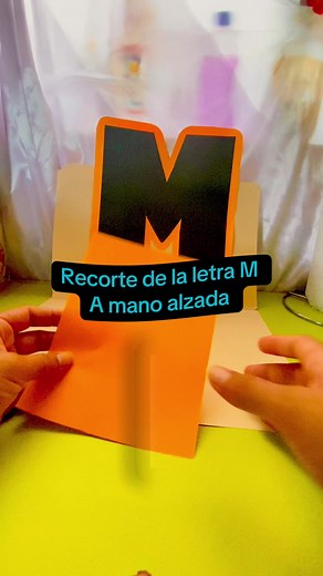 Práctica de Recorte de la Letra 'M' a Mano Alzada