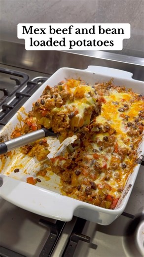 I’ve got the ultimate dinner idea for you tonight: Mexican beef and bean loaded potatoes. Trust me, they are a flavour fiesta. Plus, it’s the perfect hearty meal to bring the whole family together. Mex beef and bean loaded potatoes: 1 - 1.25kg potatoes 500 g beef mince 1 can black beans 1 onion 2 capsicums 2 tsp minced garlic 1 tsp crushed chilli 2 tbsp paprika 1 tbsp cumin 1 tbsp oregano Salt and pepper 3-4 tbsp tomato paste 2 tsp stock powder (chicken or beef) 1/2 cup water 250g grated cheese 