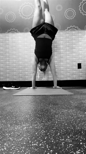 anyone wanna have a handstand contest?? #gymtok #gymgirlthings #calisthenics #handstandsarefun #iwasboredokay