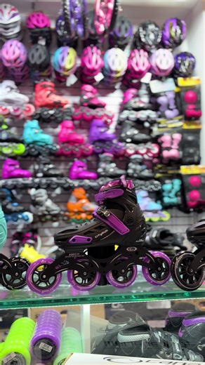 Patín City Run Transformer🛼‼️ \t•\t🔹 Tipo: Patín en línea recreativo / semiprofesional \t•\t🔹 Bota: Semidura con refuerzos laterales para mayor estabilidad \t•\t🔹 Chasis: Plástico reforzado de alta resistencia \t•\t🔹 Ruedas: PVC / PU de buena durabilidad (según referencia) \t•\t🔹 Rodamientos: ABEC-5 o ABEC-7 (depende del modelo) \t•\t🔹 Sistema de ajuste: \t•\tHebilla de seguridad \t•\tCordones \t•\tCorrea ajustable con velcro \t•\t🔹 Tallas: Ajustables (normalmente en rango) \t•\tS (30-33