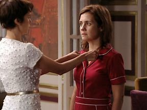 Nina faz Carminha usar uniforme de empregada