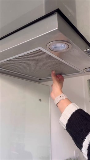 •Emma• I clean EVERYTHING • on Instagram: "Crusty Dusty Extractor fan hood clean. I am obsessed with the new pink stuff squeezy! It’s been out for 4 days! Have you found it yet ? If no is your answer - run to home bargains! #ThePinkStuff #Cleaning #CleaningMotivation #SqueezableHB"