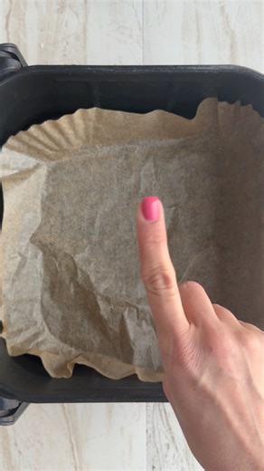 POV: you realize you’ve been using parchment paper in the air fryer WRONG this whole time 😅✋#tipsandtricks #airfryer #lifehacks #fooddolls | Food Dolls