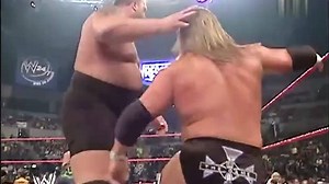 WWEHHH在台上疯狂叫嚣，却不知大秀哥已在身后多时，直接一招致胜