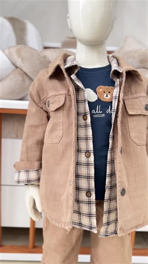 🧸 Le petit aventurier en velours côtelé Craquez pour cet ensemble ultra-tendance et chaleureux, parfait pour un Aïd tout en confort et en style. Veste chemise en velours camel avec doublure à carreaux. T-shirt marine avec motif ours rigolo pour la touche ludique. Pantalon assorti pour un total look coordonné et moderne. 🛍️ Un look coup de cœur ! Commandez vite le vôtre en DM. 💌 Tailles disponibles en stock limité pour les petits explorateurs. | Bébé store