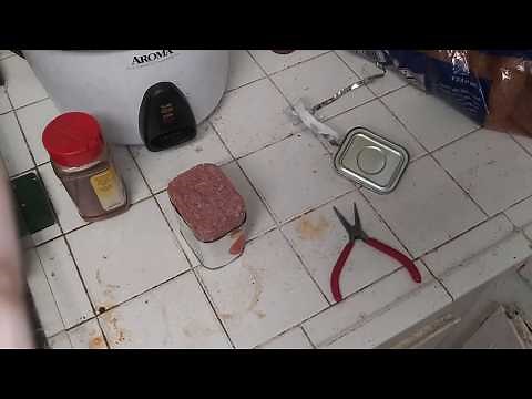 HOW TO OPEN A CAN CORNED BEEF WITHOUT THE CAN KEY USING NEEDLE-NOSE PLIERS HACKED