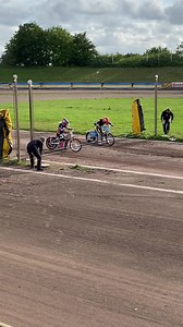 Louise Funch-Larsen (yderbane) og Brovst legenden samt 22*verdensmester Hans Nielsen (inderbane) trænede i går aftes forud for Brovst Speedway Club’s 50-års jubilæumsløb, der køres nu på lørdag den 8. juli kl. 1400 på Brovst Speedway Center 🔥🏁 Louise skal køre i klassen “Udvikling” (85/190 cc), mens Hans skal køre i klassen “Matchrace” (190 cc, SGP4 cykel). Billetter kan købes i indgangen som er åben fra kl. 12.30: Alm. billet: 100 kr. (Børn u. 16 år er GRATIS) VIP-billet: 500 kr. (Giver adgan