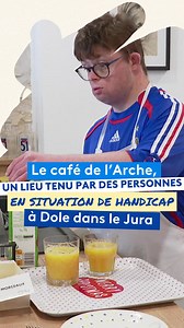 Dole, dans le Jura, dispose depuis trois mois d'un café pas comme les autres ☕. Il est tenu par des personnes en situation de handicap mental vivant dans un foyer de vie tenu par l'association L'Arche. À tour de rôle, ils enfilent le tablier et s'emparent du plateau. Pas de but commercial, les prix restent à l'appréciation du client 🍰 | France 3 Franche-Comté