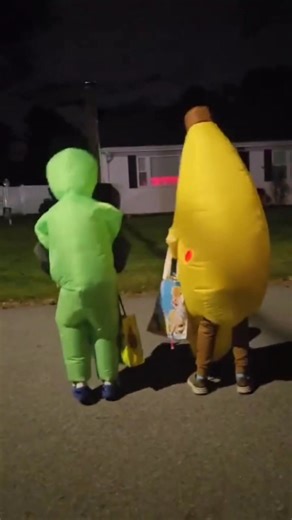 Have you ever seen an alien and a banana attempt to twerk ?? 🤔🤣🤣 #fblifestyle | Aunties Creations LLC