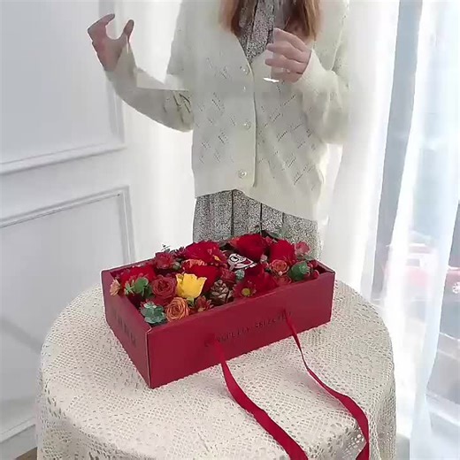 🌹 Say It with Flowers 🌹 This Mom I Love You Flower Box is the ultimate way to show your love and appreciation! 💖 Whether it’s for Mother’s Day, birthdays, or Valentine’s Day, this luxurious gift box holds beautiful roses in a stunning bow-detailed drawer, making it the perfect expression of affection. Each box is crafted with care, offering a premium packaging experience to complement the beauty of the flowers inside. 🛍️💐 💝 Perfect for gifting on special occasions 🎀 Luxury drawer design w