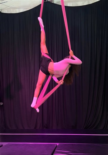 Hello splits! 🤸‍♀️ Thank you for teaching me @Bella 💗 #aerialhammock #aerialist #split #fyp